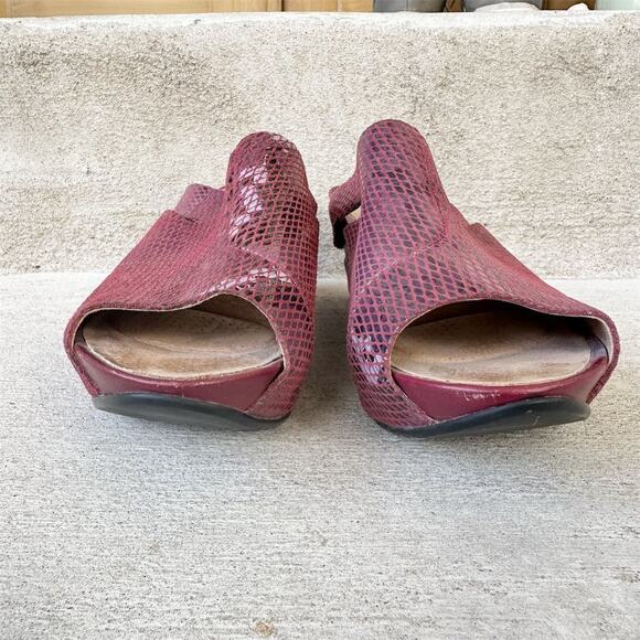 Tsubo Ovid Snake Print Wedge Platform Mules Size 8.5‎ Burgundy Purple Reptile - Picture 4 of 11